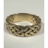 A Gents large 9ct gold Celtic knot style ring, V. 5.64g
