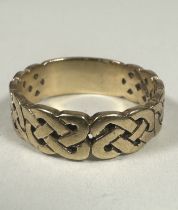 A Gents large 9ct gold Celtic knot style ring, V. 5.64g