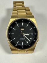 A Japanese Seiko 5 Gent's gilt stainless steel automatic wristwatch with black dial and baton hour