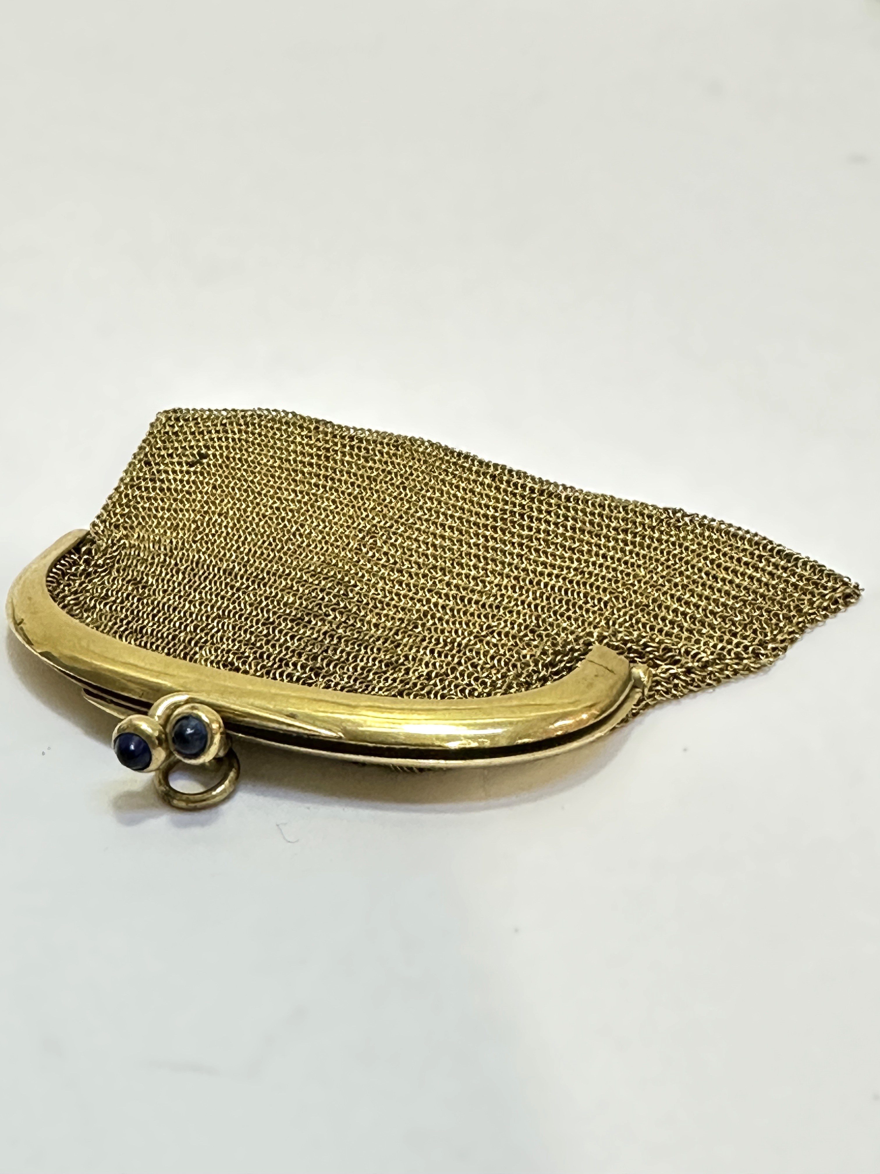 An Edwardian Lady's yellow metal chain link change purse with twin blue cabochon set
