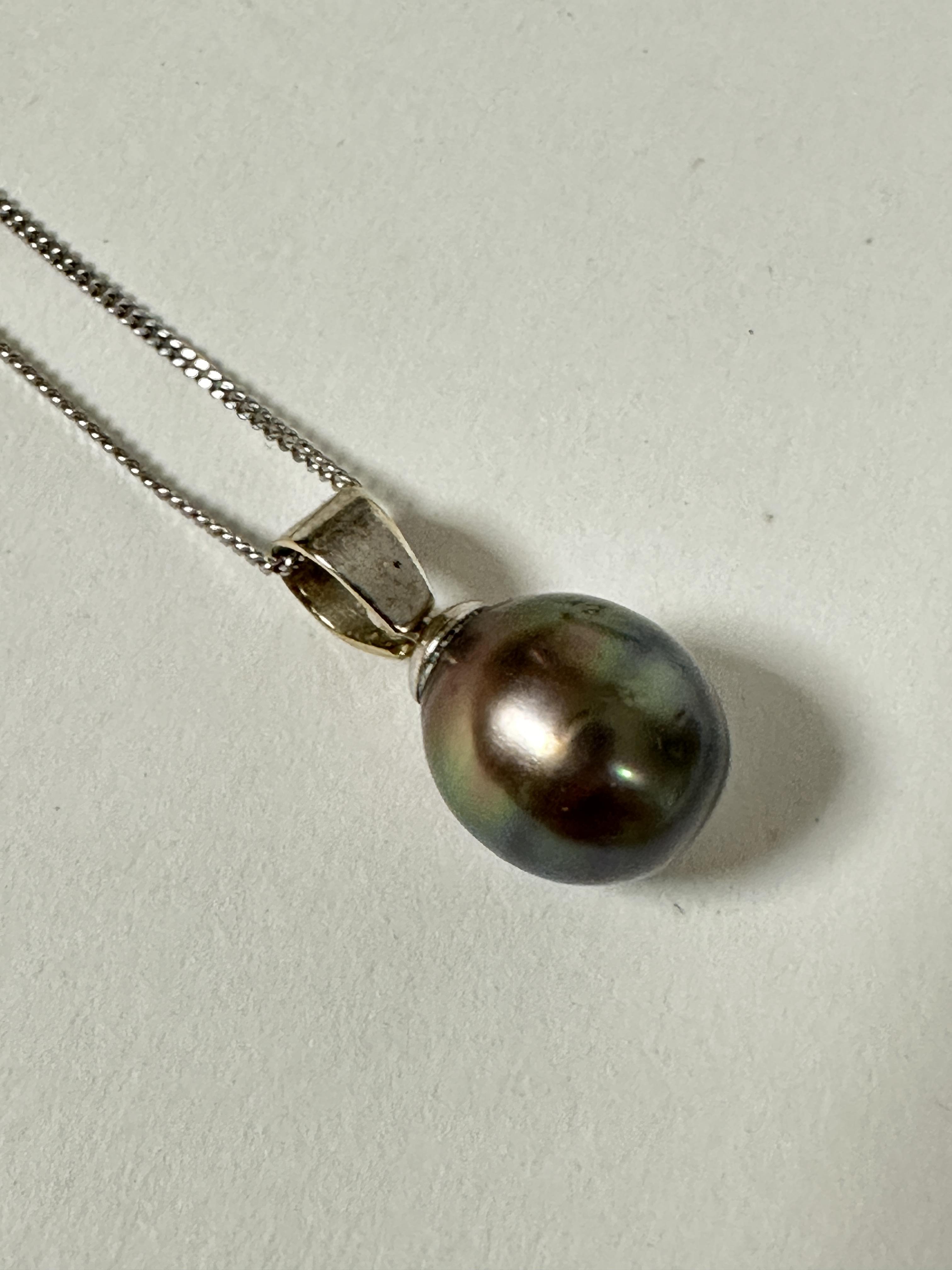 A 18ct white gold mounted cultured grey/black pearl pendant, (D x 1cm x L x 22cm) on silver trace - Image 2 of 2