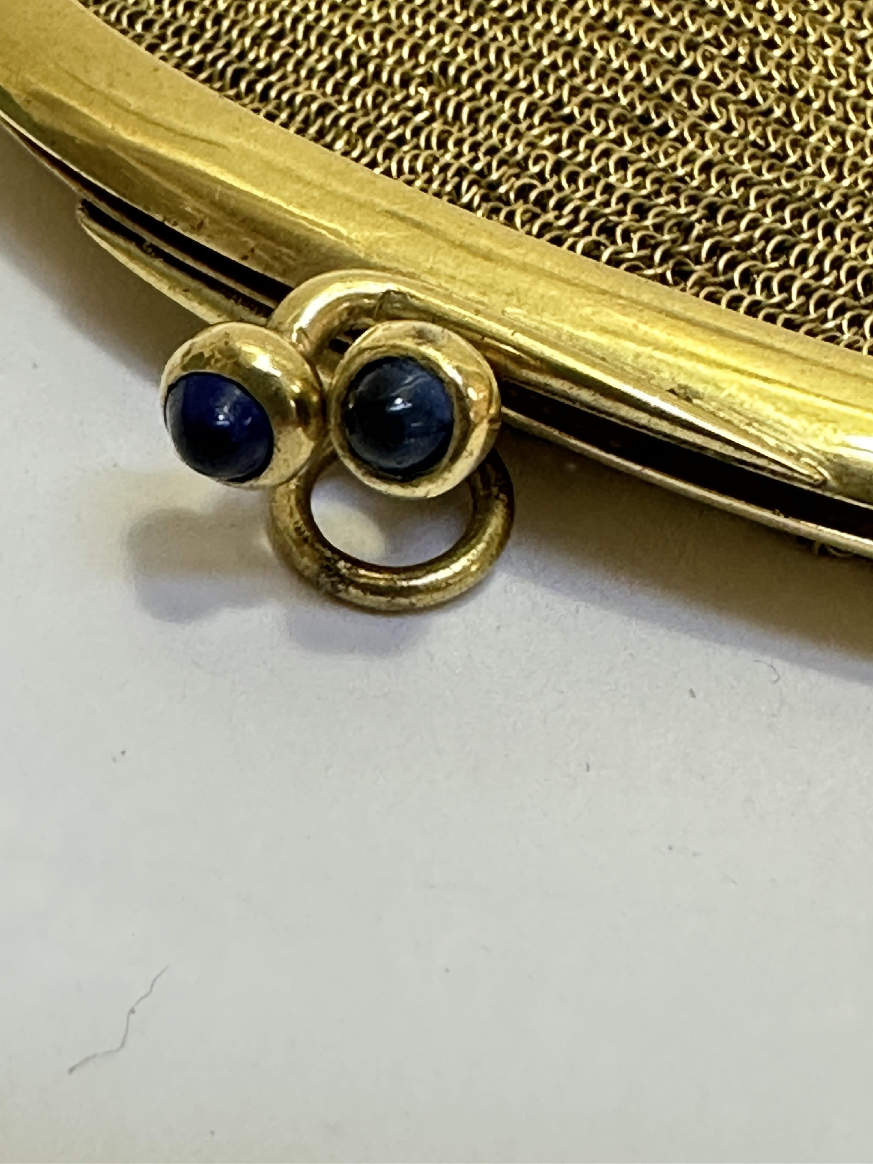 An Edwardian Lady's yellow metal chain link change purse with twin blue cabochon set - Image 5 of 5