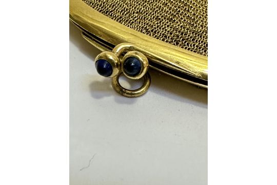 An Edwardian Lady's yellow metal chain link change purse with twin blue cabochon set - Image 5 of 5