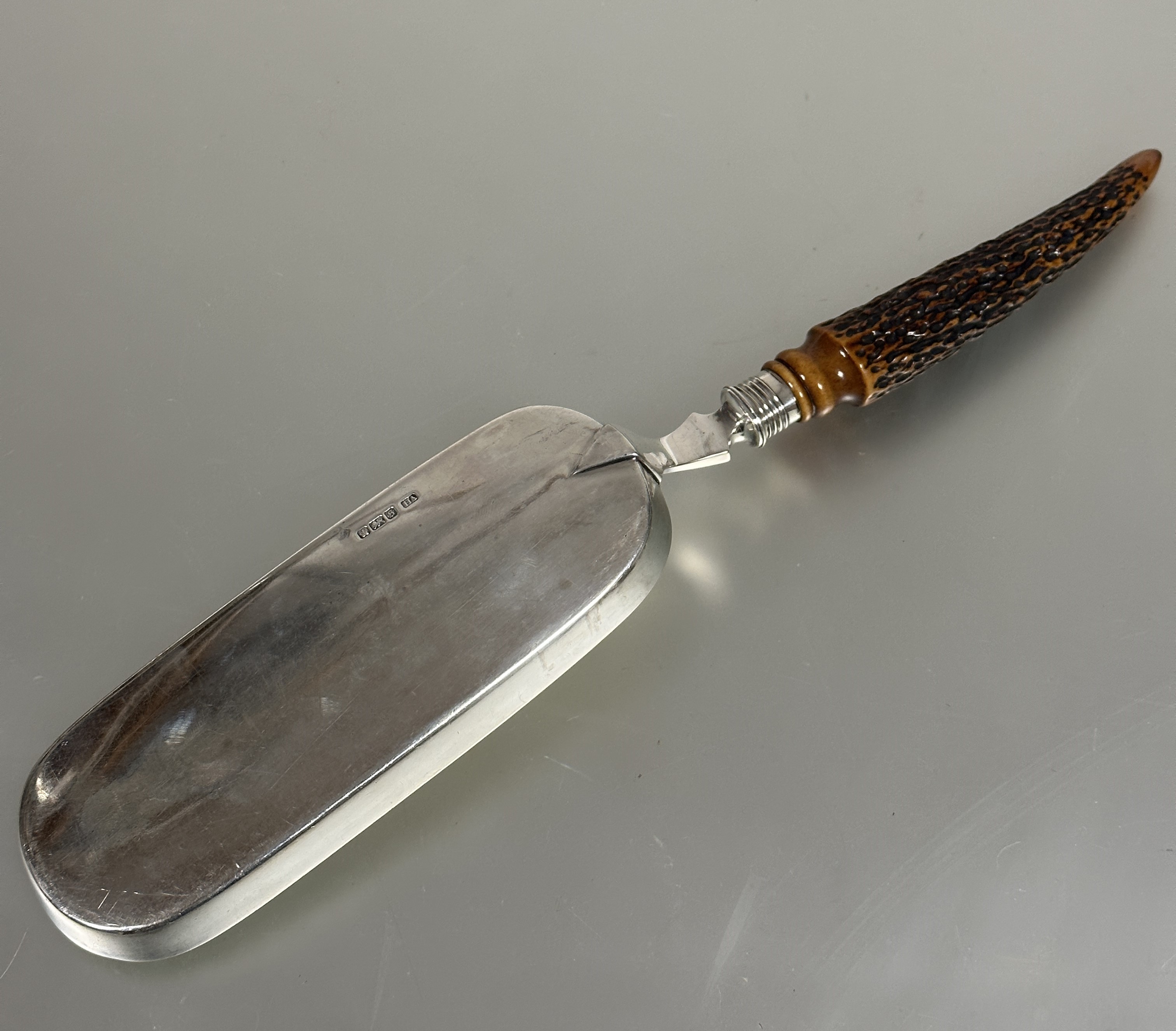 A Edwardian Sheffield silver stags horn handled crumb scoop, (L x 33 cm x W x 7 cm) Sheffield - Image 3 of 3