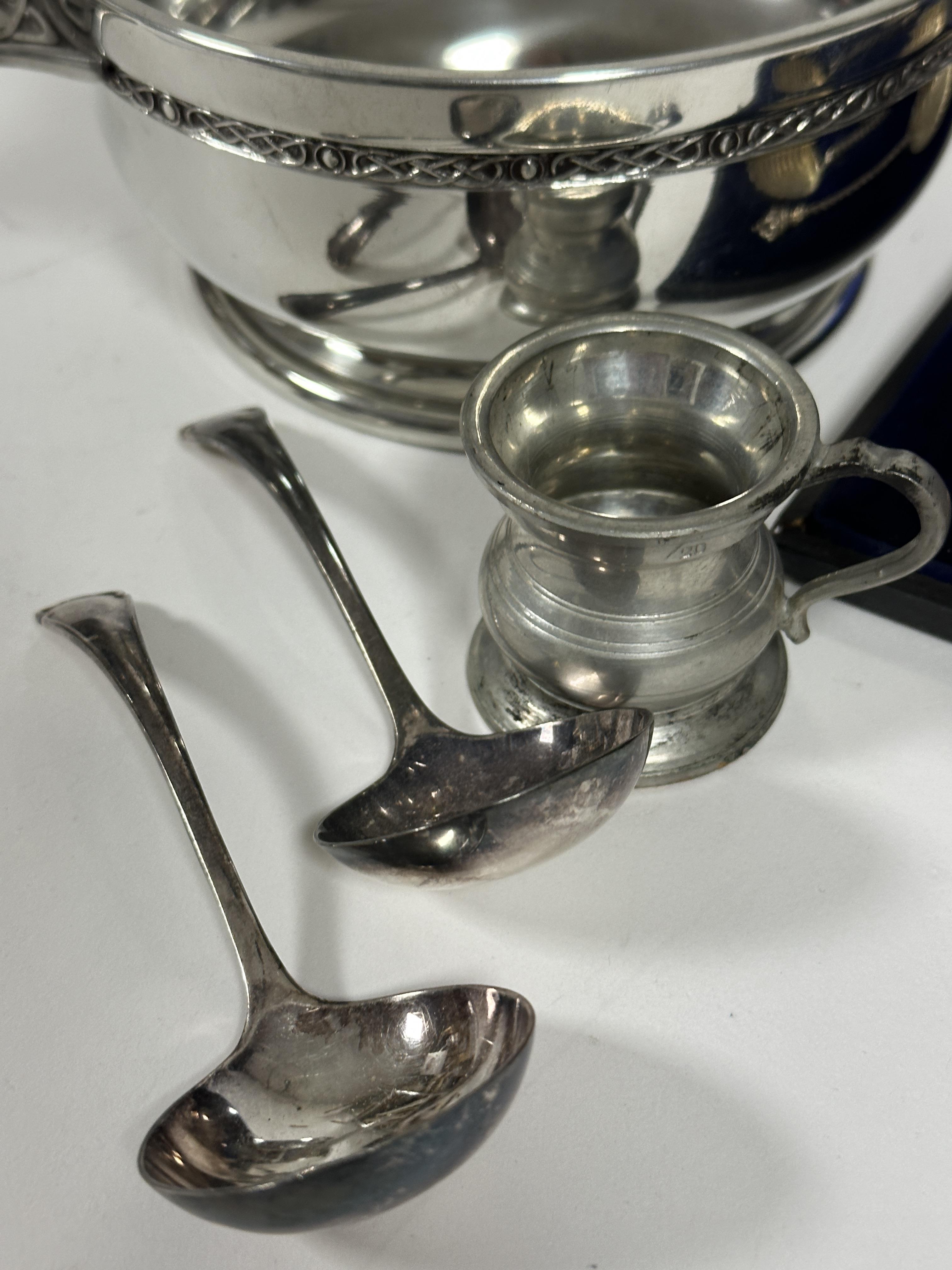 A late Victorian Birmingham set of six silver shell bowl spiral twist and coronet handled tea spoons - Image 3 of 4