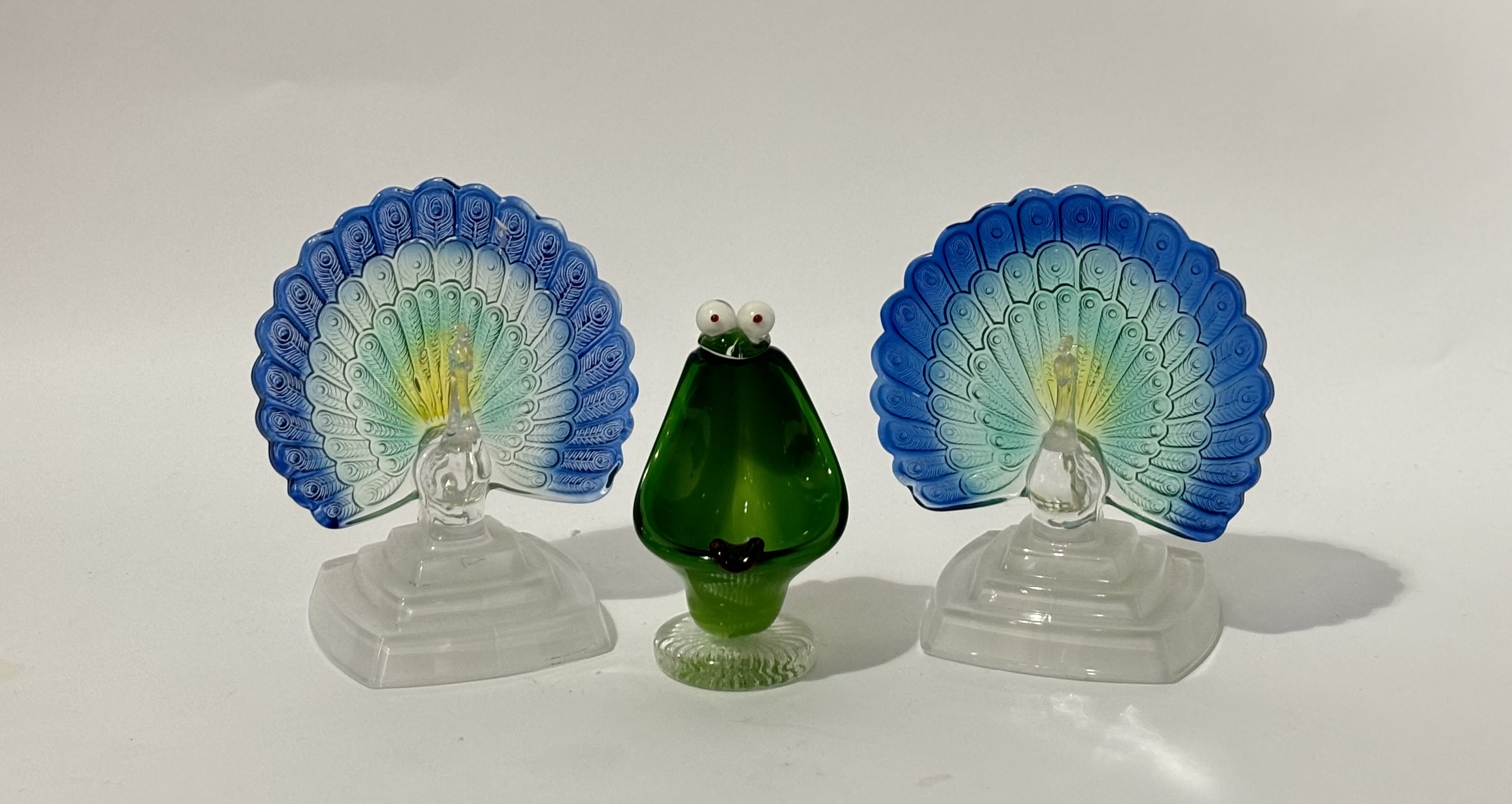 A pair of Cristal D'Arques French crystal Peacock figures (h-20cm) and a decorative glass open-