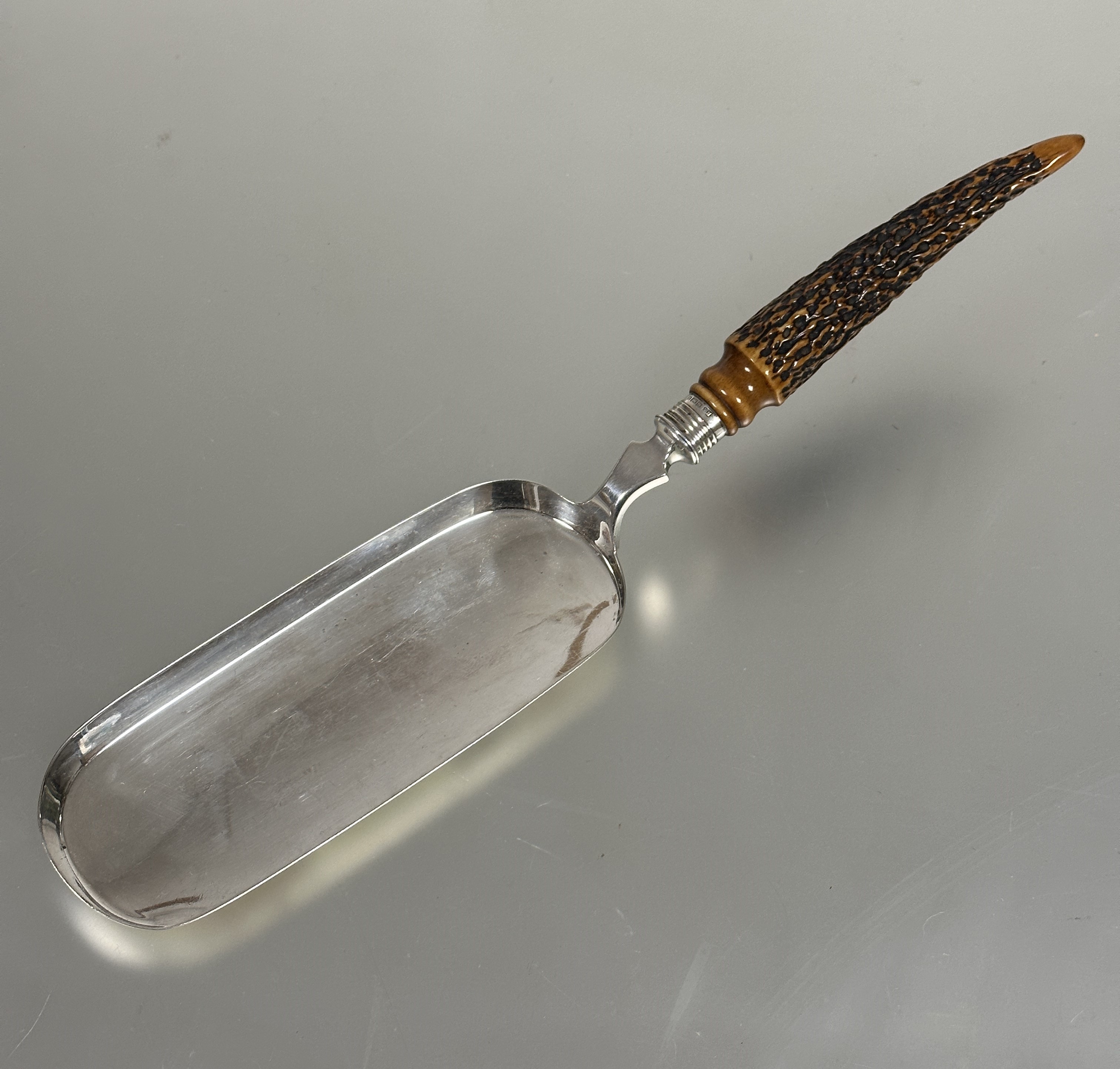 A Edwardian Sheffield silver stags horn handled crumb scoop, (L x 33 cm x W x 7 cm) Sheffield