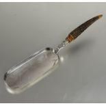 A Edwardian Sheffield silver stags horn handled crumb scoop, (L x 33 cm x W x 7 cm) Sheffield
