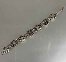 A Scottish silver rampant Lion and Celtic Targe alternating chain link bracelet, (D x 9 cm). 23g