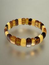 A four coloured amber expanding bracelet, (each panel x 0.5 cm x 1 cm) 9.9g