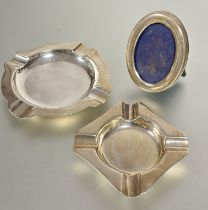 A Birmingham silver circular ashtray, (D x 10 cm) Birmingham 1926, a Birmingham silver square