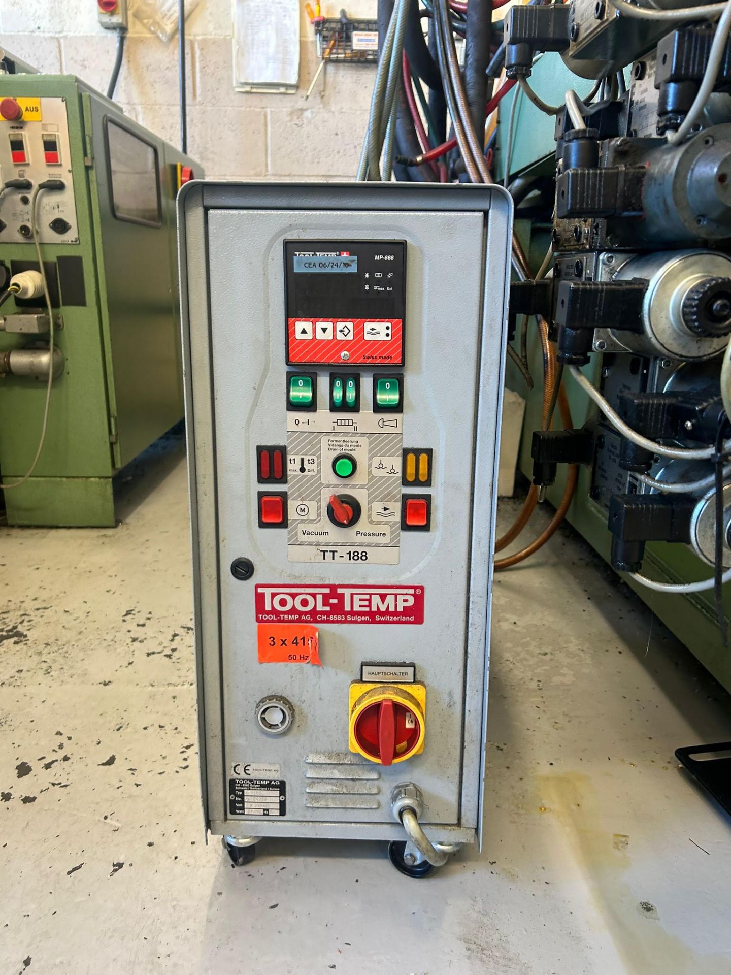 Arburg 220-90-400 injection moulding machine and Tool-temp temperature control unit - Image 10 of 11