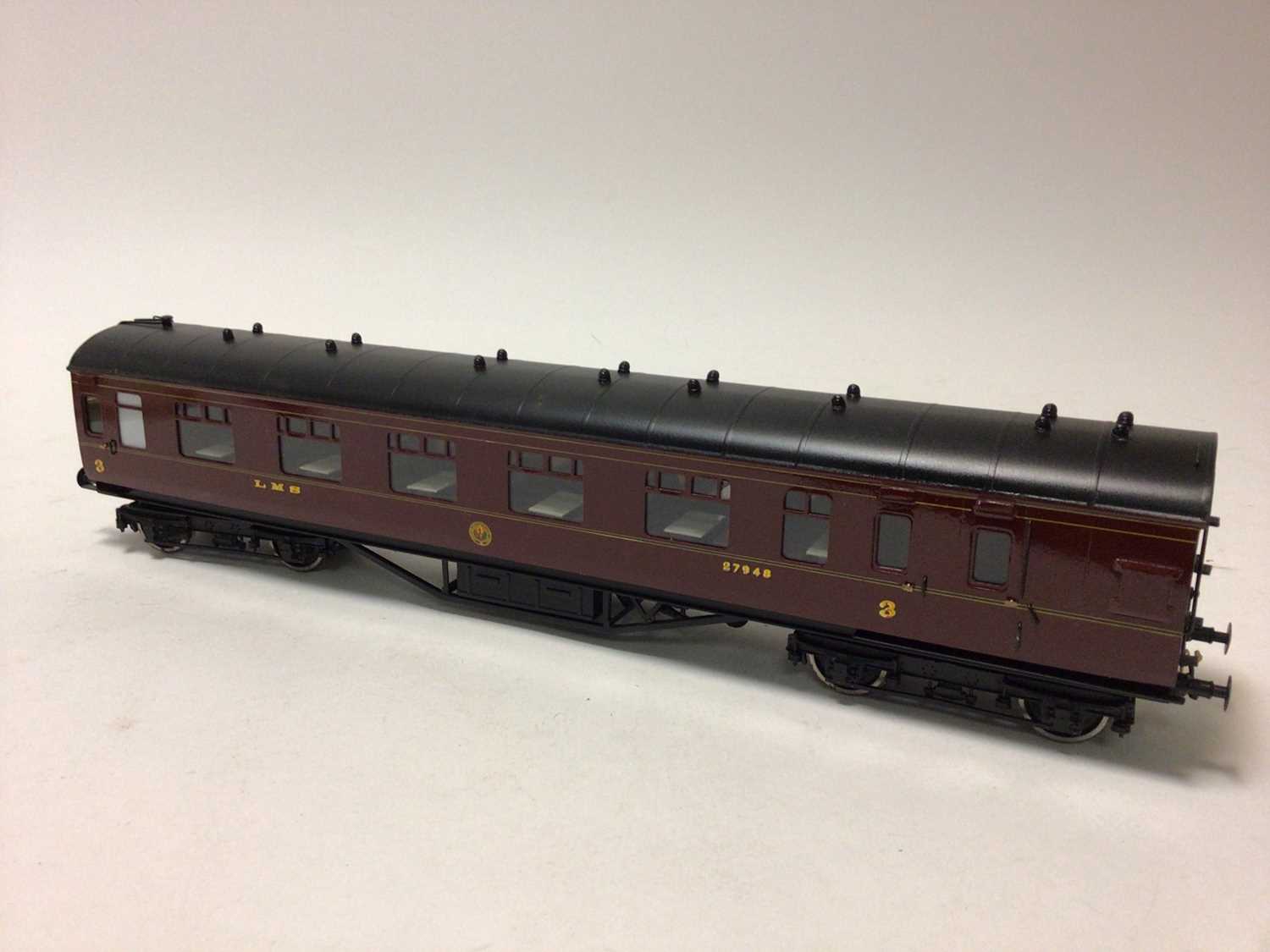 Railway O gauge LMS Carriages including Composite Kitchen/Dining Car 250, Open 3rd Class Brake 27948 - Image 5 of 9