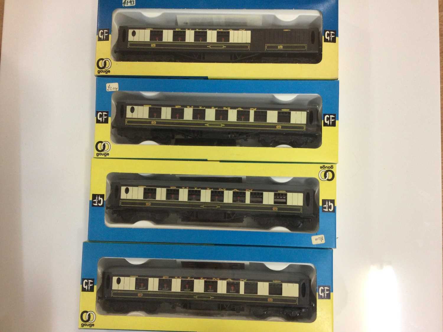 Graham Farish OO gauge mixed lot of coaches and rolling stock (31)