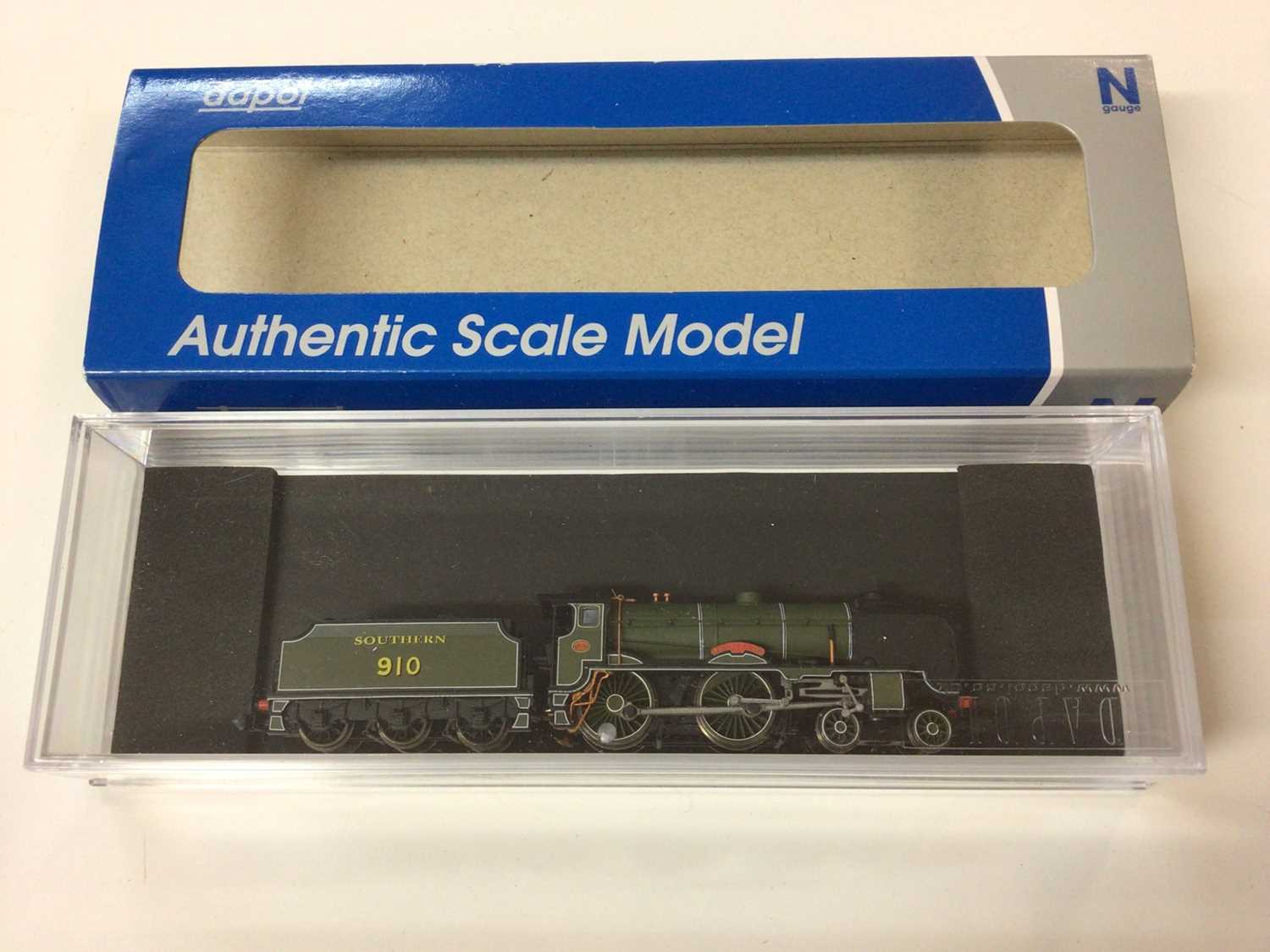 Dapol N gauge SR Maunsell Olive green lined 4-4-0 Schools Class 'Merchant Taylor's' tender locomotiv