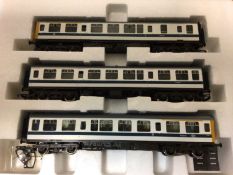 Hornby OO gauge locomotives including BR Green Diesel Railcar carriage M79079 (Powered) & M79632 (No