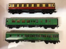 Hornby Duplo OO gauge corridor and suburban coaches, red boxes (37)