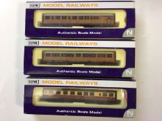 Dapol N gauge coaches and wagons including BR Maunsell coaches (x5), buffet car, SR lined green coac