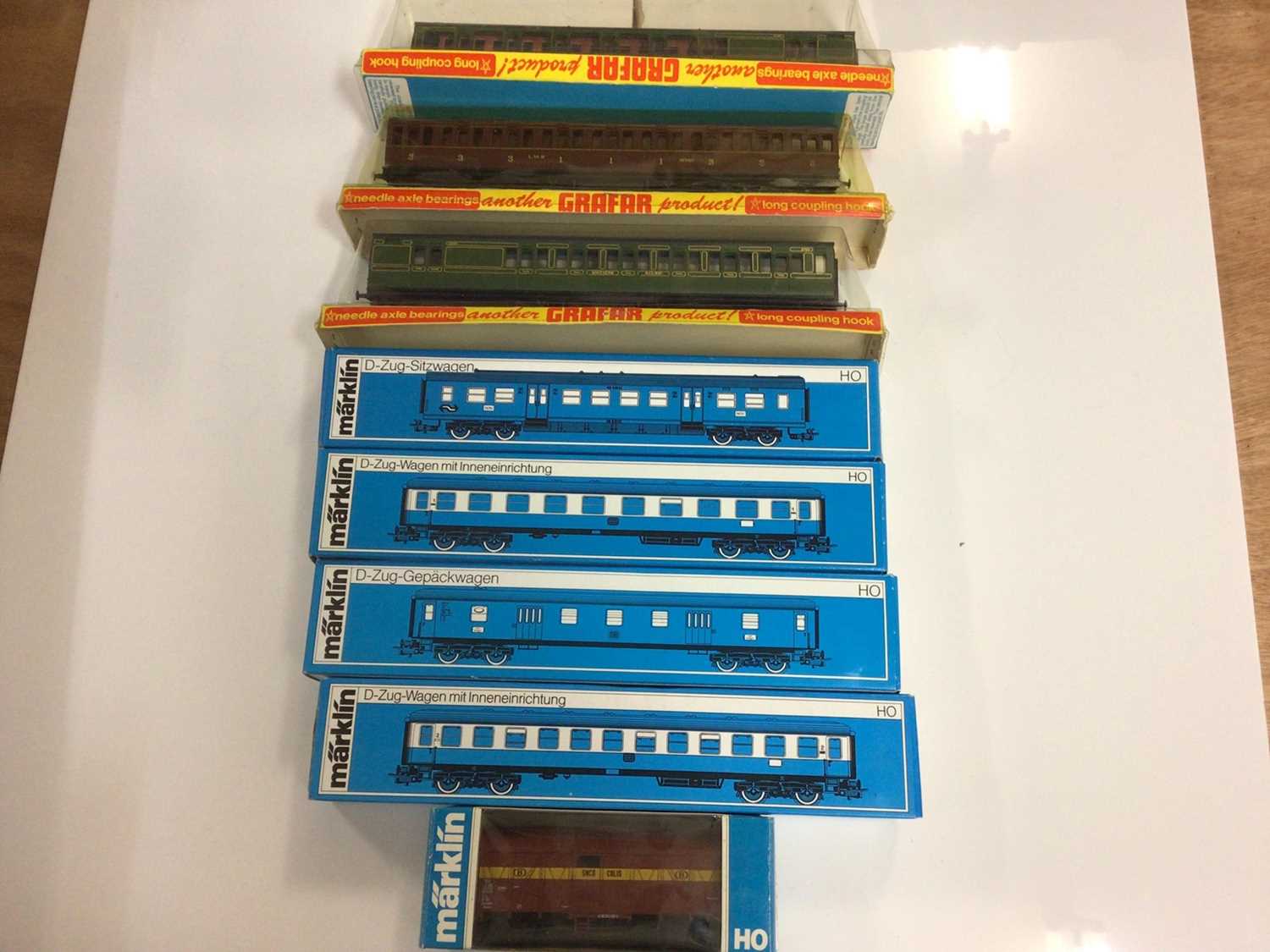 Graham Farish OO gauge mixed lot of coaches and rolling stock (31) - Image 3 of 6