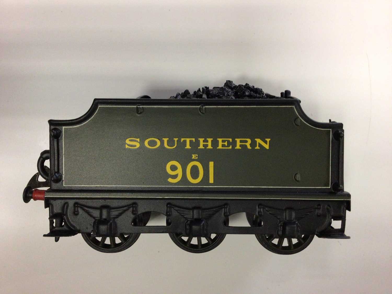 Railway O gauge LMS maroon (repainted) 3 rail 4-4-4 locomotive 2106, GW green tender, Southern green - Image 5 of 7