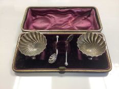 Pair of Victorian silver salt spoons (Birmingham 1891), together with a pair of plated salt cellars,
