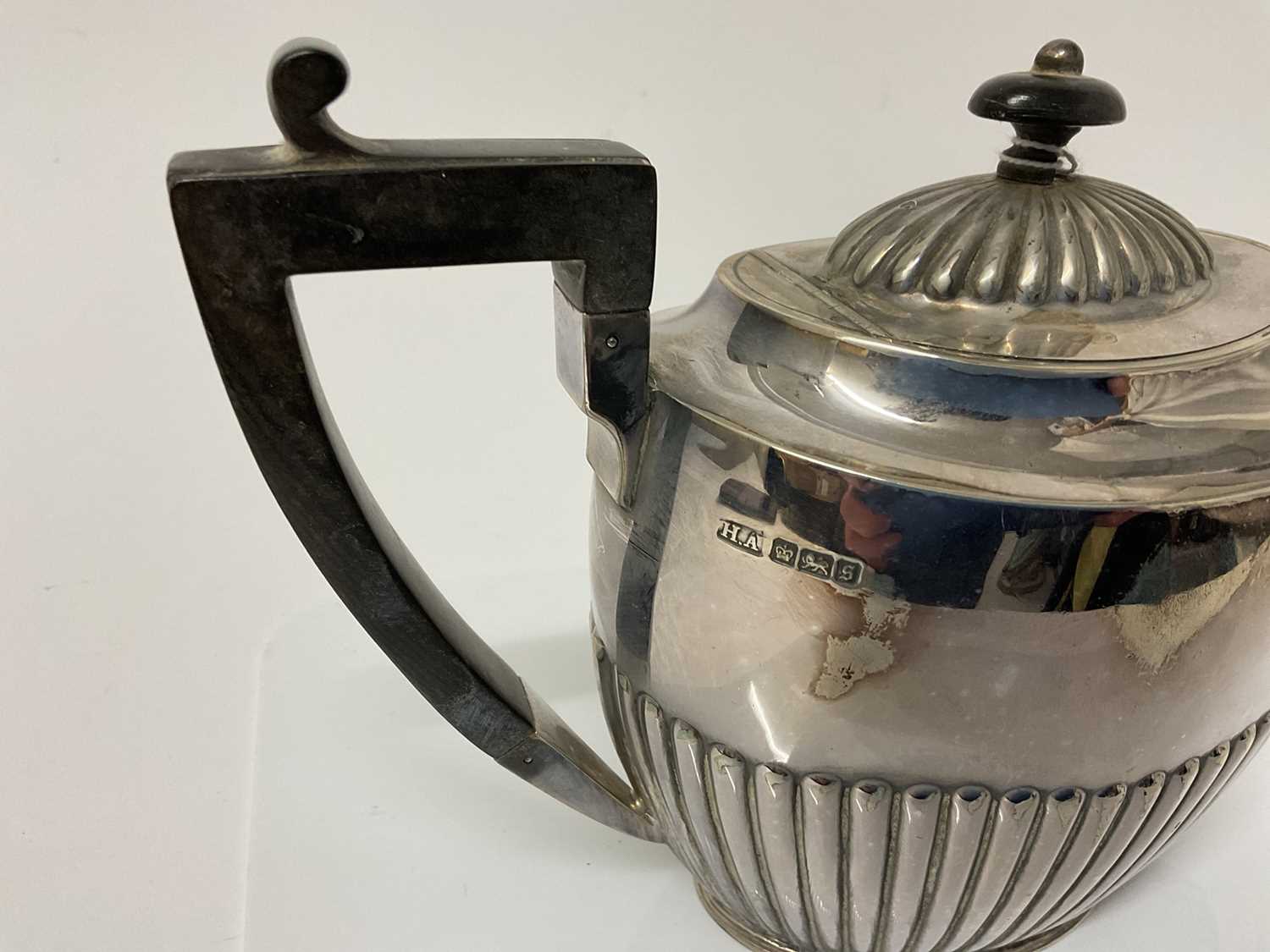 George V silver teapot with fluted decoration and ebonised handle and finial, (Sheffield 1910), make - Image 2 of 2