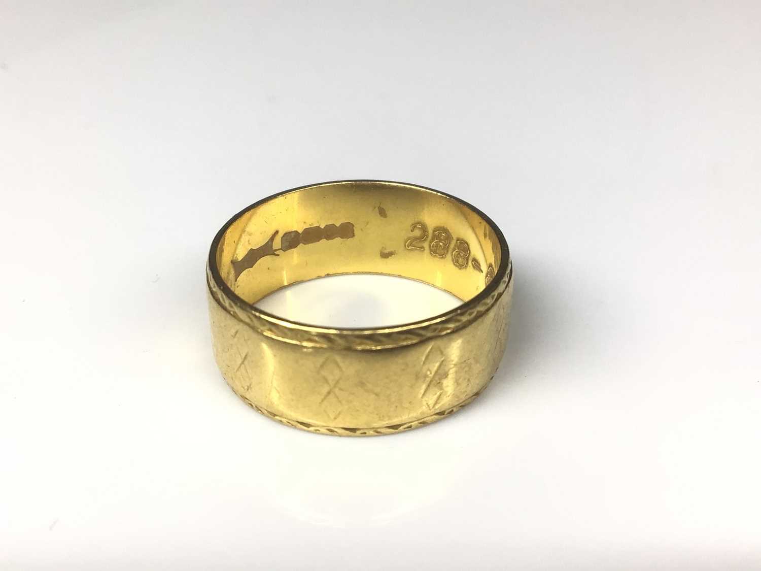22ct gold wide band wedding ring with engraved geometric decoration - Image 2 of 2