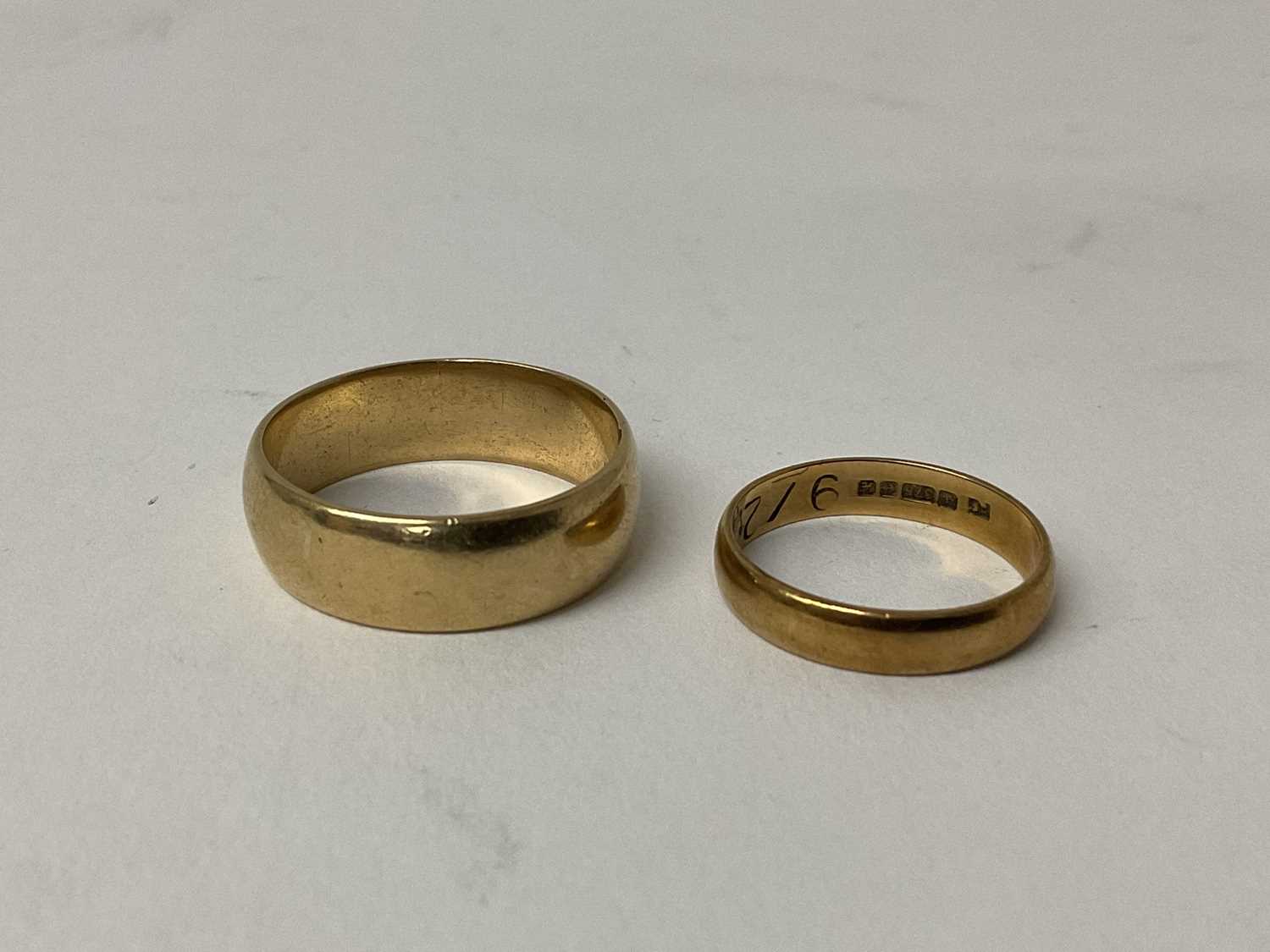 9ct gold wedding band, size T 1/2 and another 9ct wedding band, size M (2) 8.1 grams