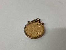 Elizabeth II gold full sovereign 1976 in 9ct gold pendant mount