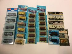 Peco N gauge Ford, Fyffes Bananas, Colman's Mustard other wagons and accessories (qty)