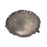 Silver salver, with pie crust rim and three scroll feet, Birmingham 1971, 25.5cm wide, 18.1oz