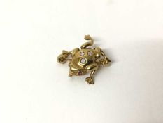 18ct gold and diamond novelty pendant/brooch in the form of a frog
