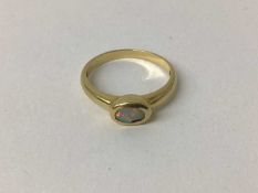 18ct gold and single stone opal ring
