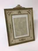 Good quality Edwardian gilt metal photograph frame of retangular form with ribbon cresting and class