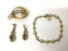 14ct gold bracelet, together with a 9ct gold brooch and a pair of 9ct gold earrings