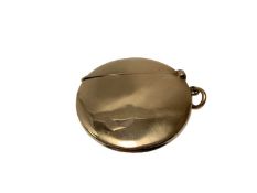 Edwardian gold 15ct Vesta case (Chester 1906), of circular form 42mm diameter, 15.6grams