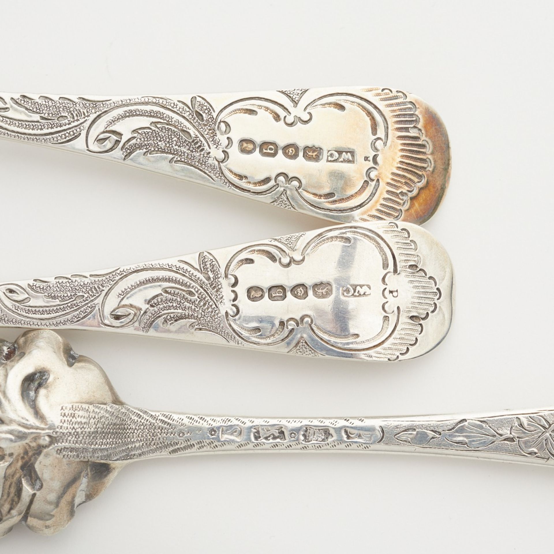 Grp: 5 English Silver Repousse Spoons - Bild 6 aus 8