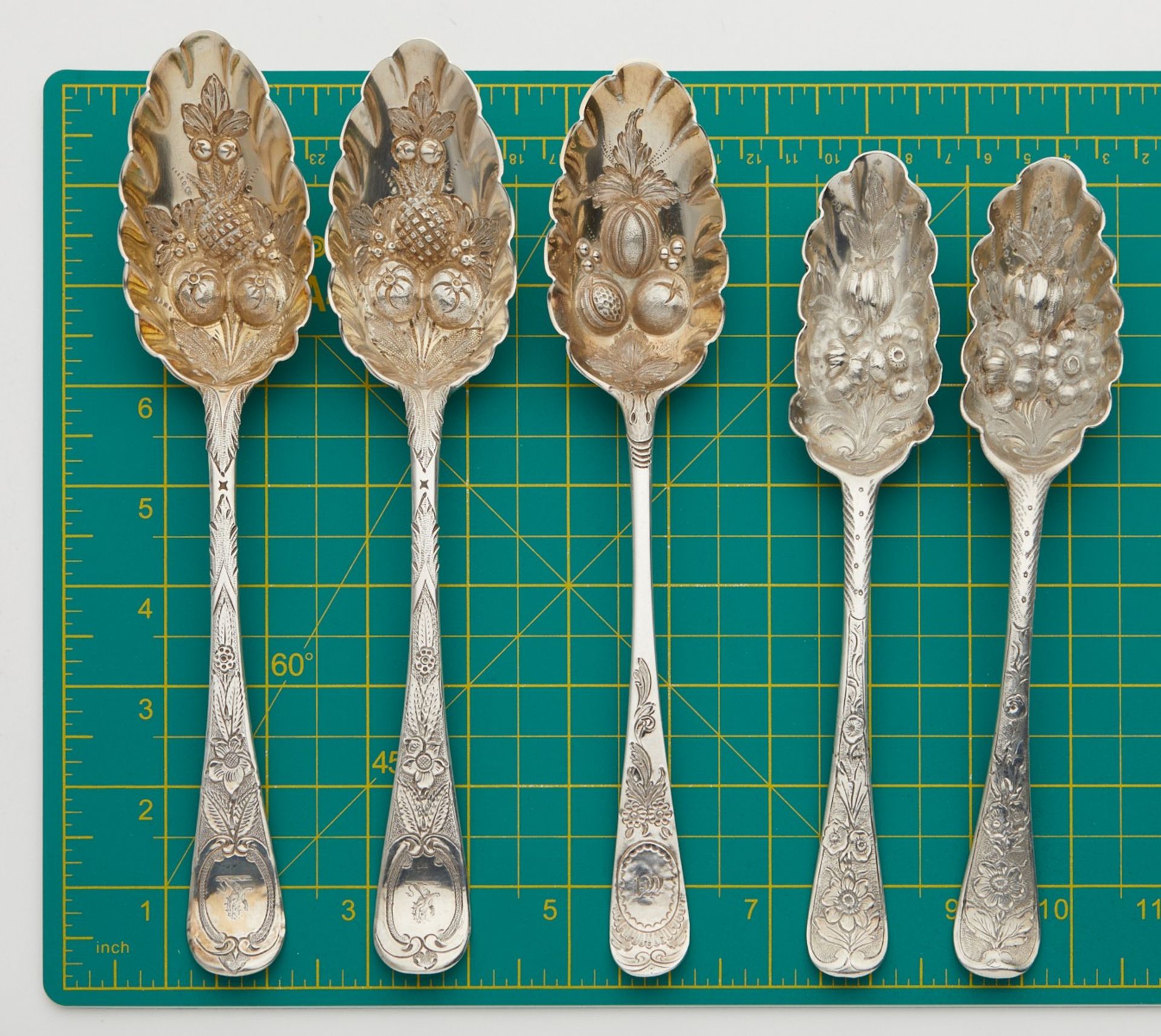Grp: 5 English Silver Repousse Spoons - Bild 5 aus 8
