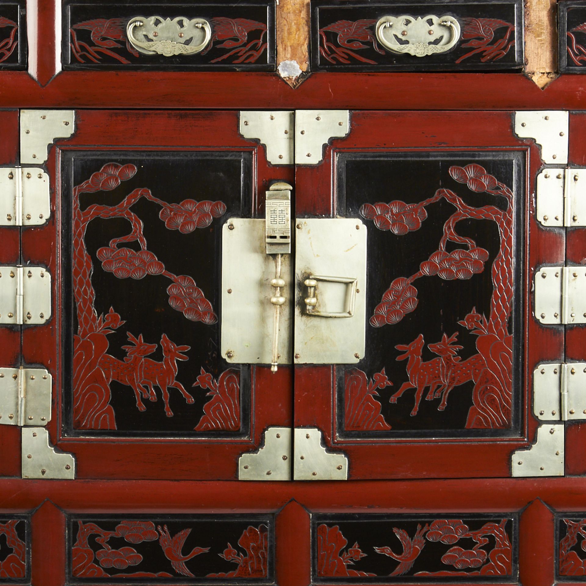 19th c. Korean Lacquered Wooden Bandaji Dresser - Image 2 of 4