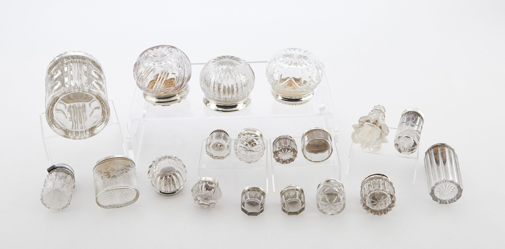 19 Crystal or Glass Vanity Jars w/ Silver Lids - Bild 6 aus 16