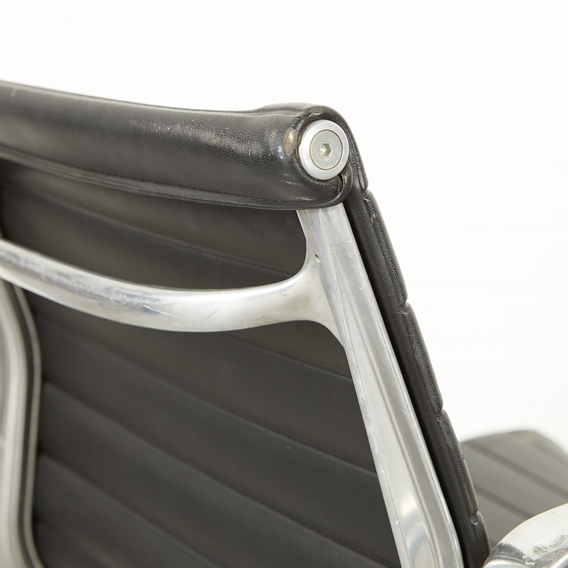 Pair of Aluminum Group Eames Chairs - Bild 2 aus 15