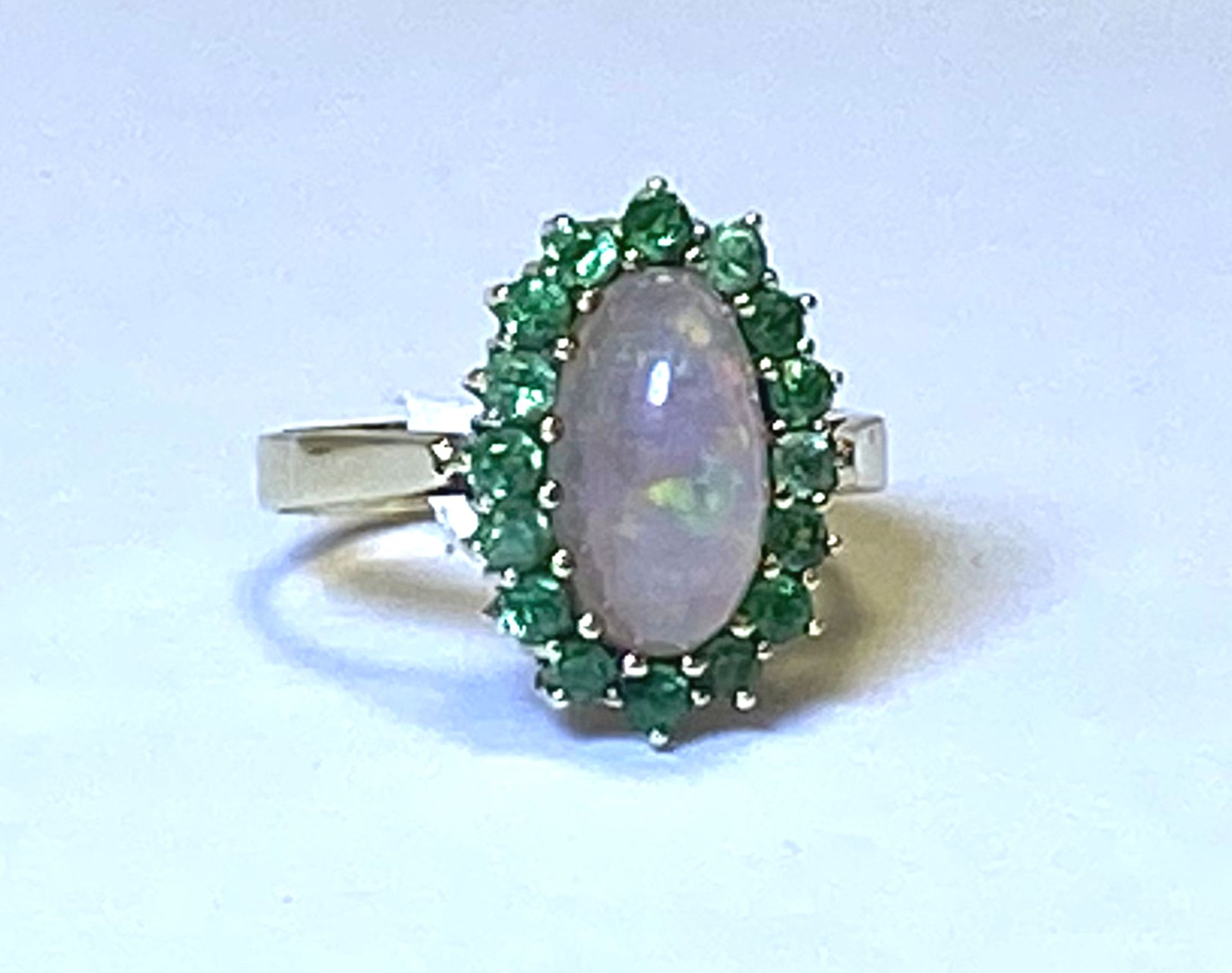 Ring mit Opal und Smaragden - Image 2 of 4