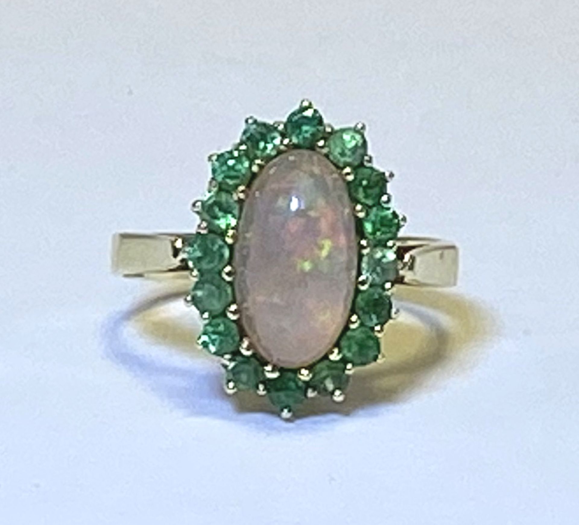 Ring mit Opal und Smaragden