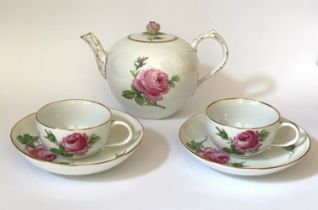 Teekanne und zwei Tassen Meissen „Rote Rose“