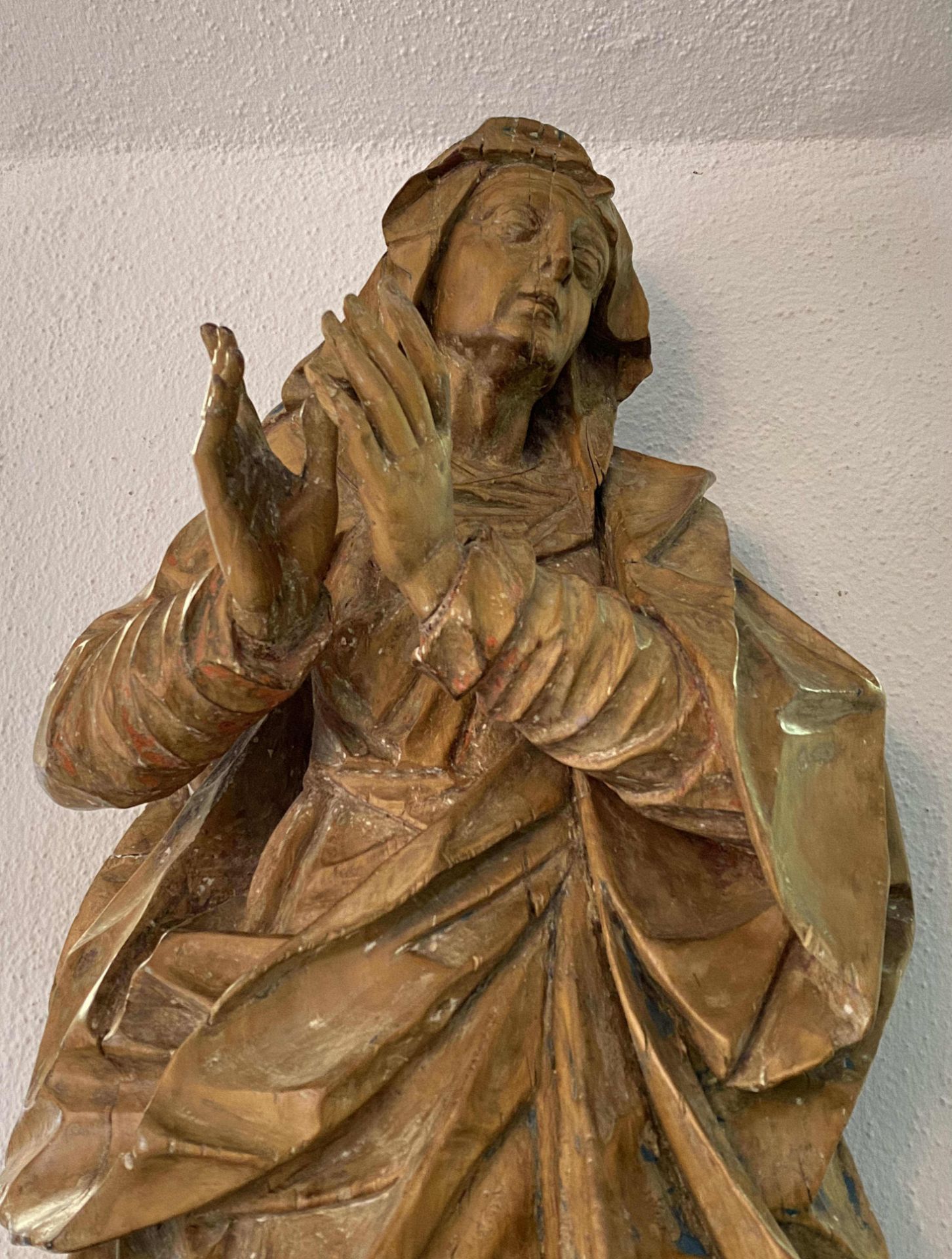 Zwei Heiligenskulpturen: Maria und Johannes - Bild 2 aus 9