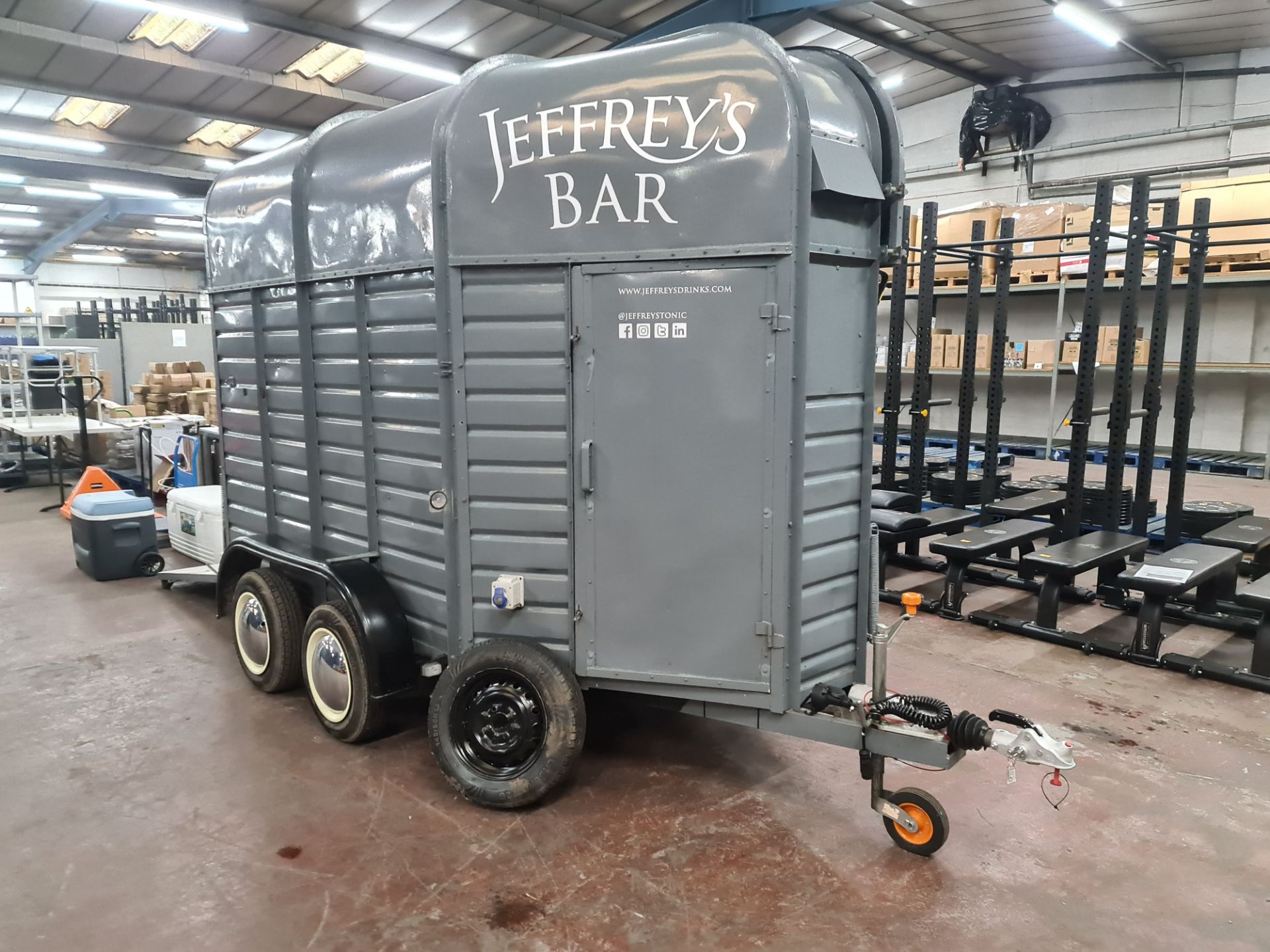 Horsebox trailer converted into mobile bar. This twin axle trailer has been fitted out with cupboar - Image 2 of 25