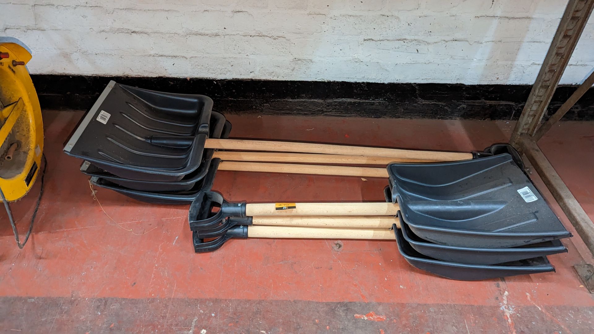 6 sub-zero snow shovels in two assorted sizes