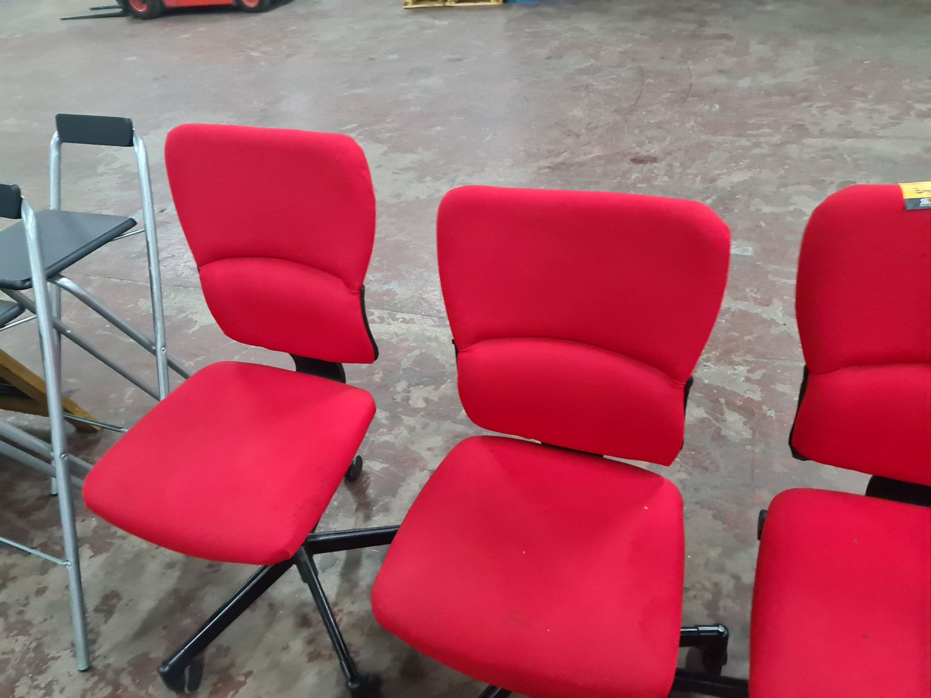 3 off matching red fabric operators chairs - Image 4 of 5