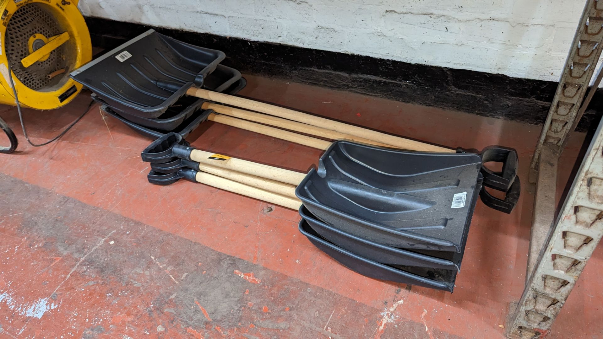 6 sub-zero snow shovels in two assorted sizes - Image 5 of 5