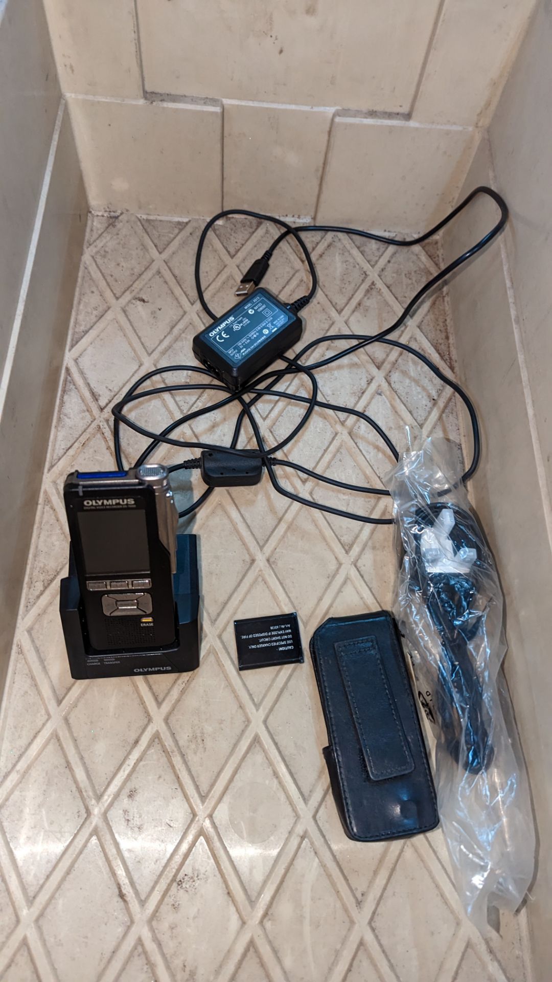 Olympus Pro DS-7000 pro dictation unit include dock with powerpack, equipment - this lot includes po